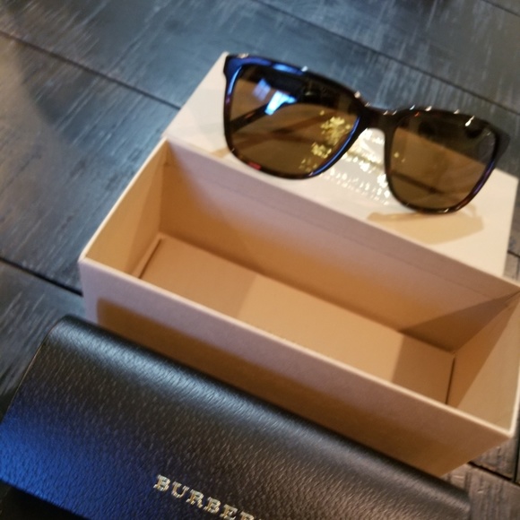 BURBERRY SUNGLASSES - Picture 2 of 3